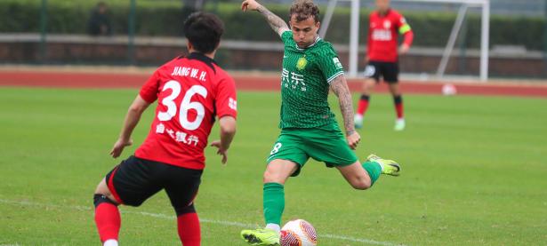 开云体育官方-亚泰球队全力备战迎接鲁能强劲挑战