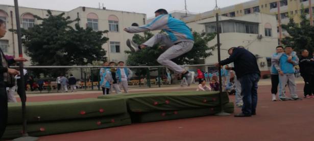 开云体育视频-足球比赛中的精彩瞬间仿佛定格在时间的画面中的简单介绍