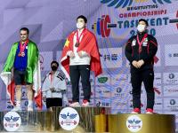 开云体育地址-关于夺冠喜悦时刻，选手亮相领奖台高举奖杯的信息