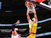 开云体育登录-湖人主场击败尼克斯，浓眉贡献35分