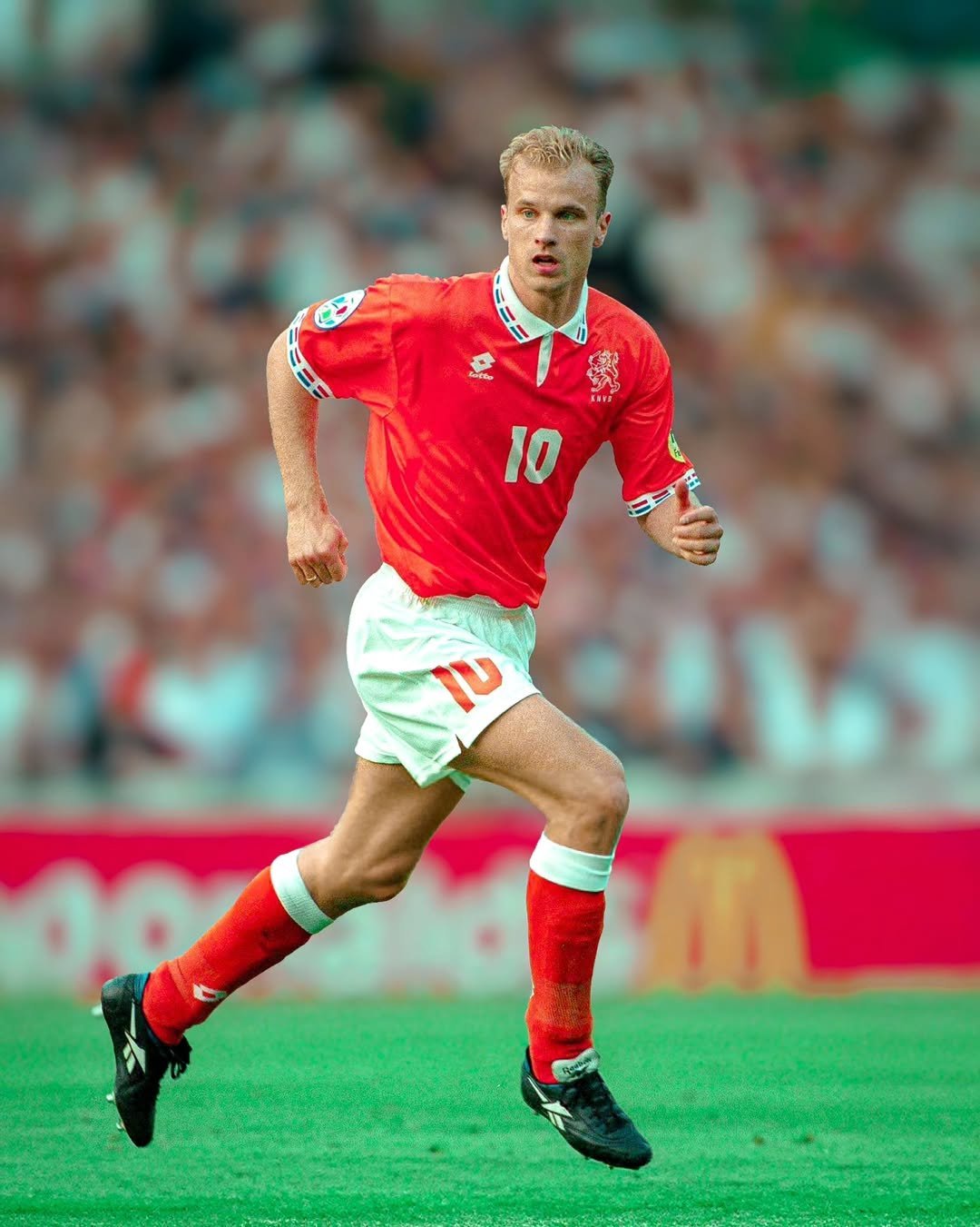 荷兰队在比赛中取得胜利,引发热议和讨论 荷兰队在比赛中取得胜利,引发热议和讨论