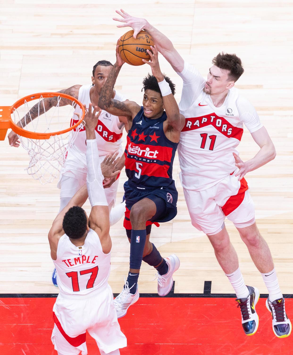 猛龙力克76人总比分4-2晋级