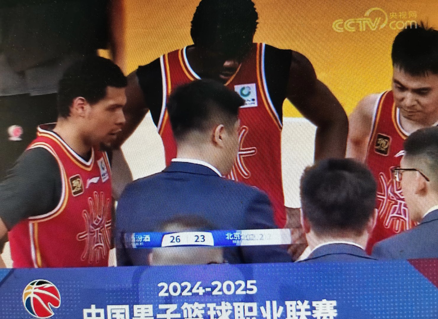 球员发挥出色,带领球队顺利赢得比赛 球员发挥出色,带领球队顺利赢得比赛