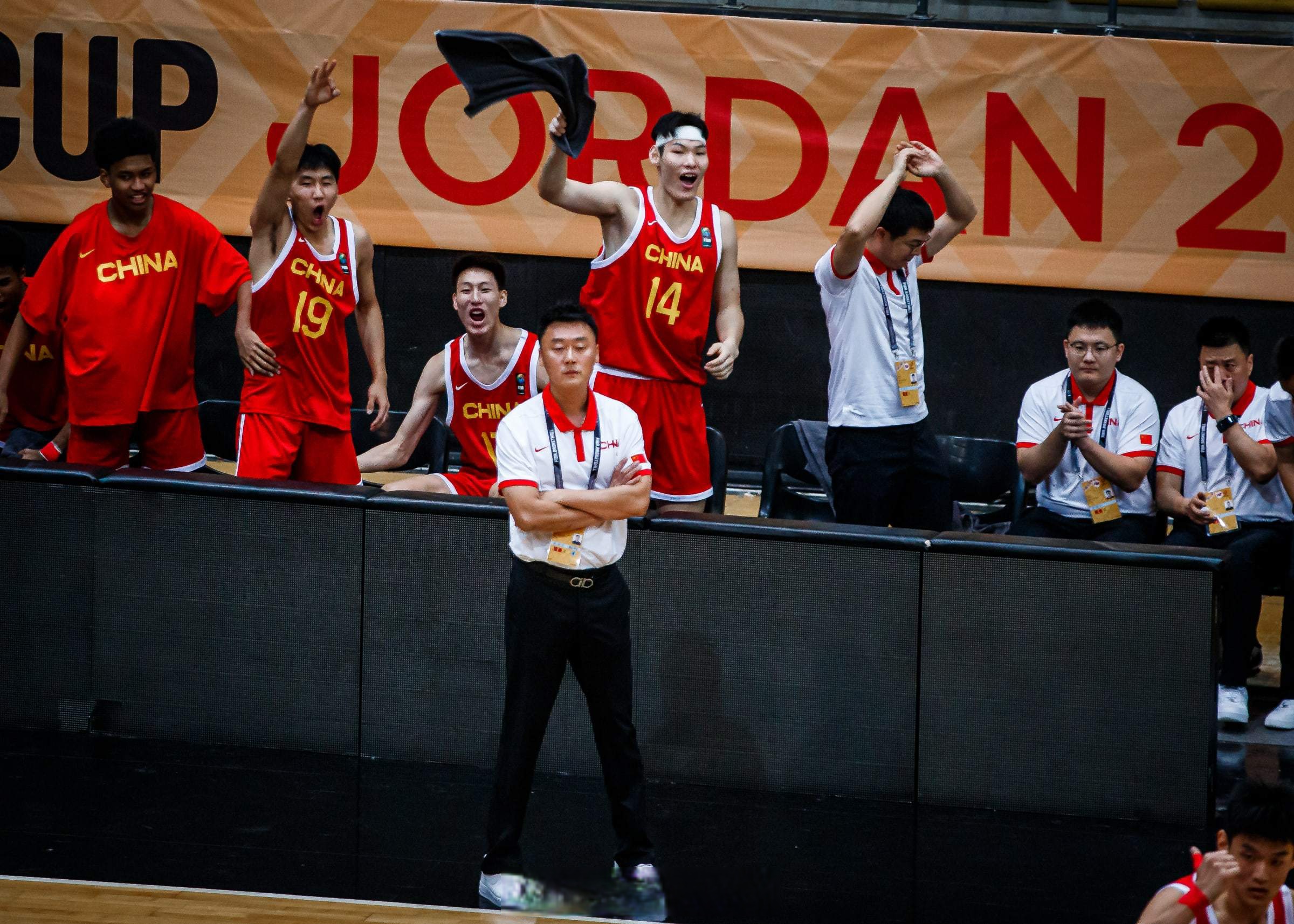 球员发挥出色,带领球队顺利赢得比赛 球员发挥出色,带领球队顺利赢得比赛