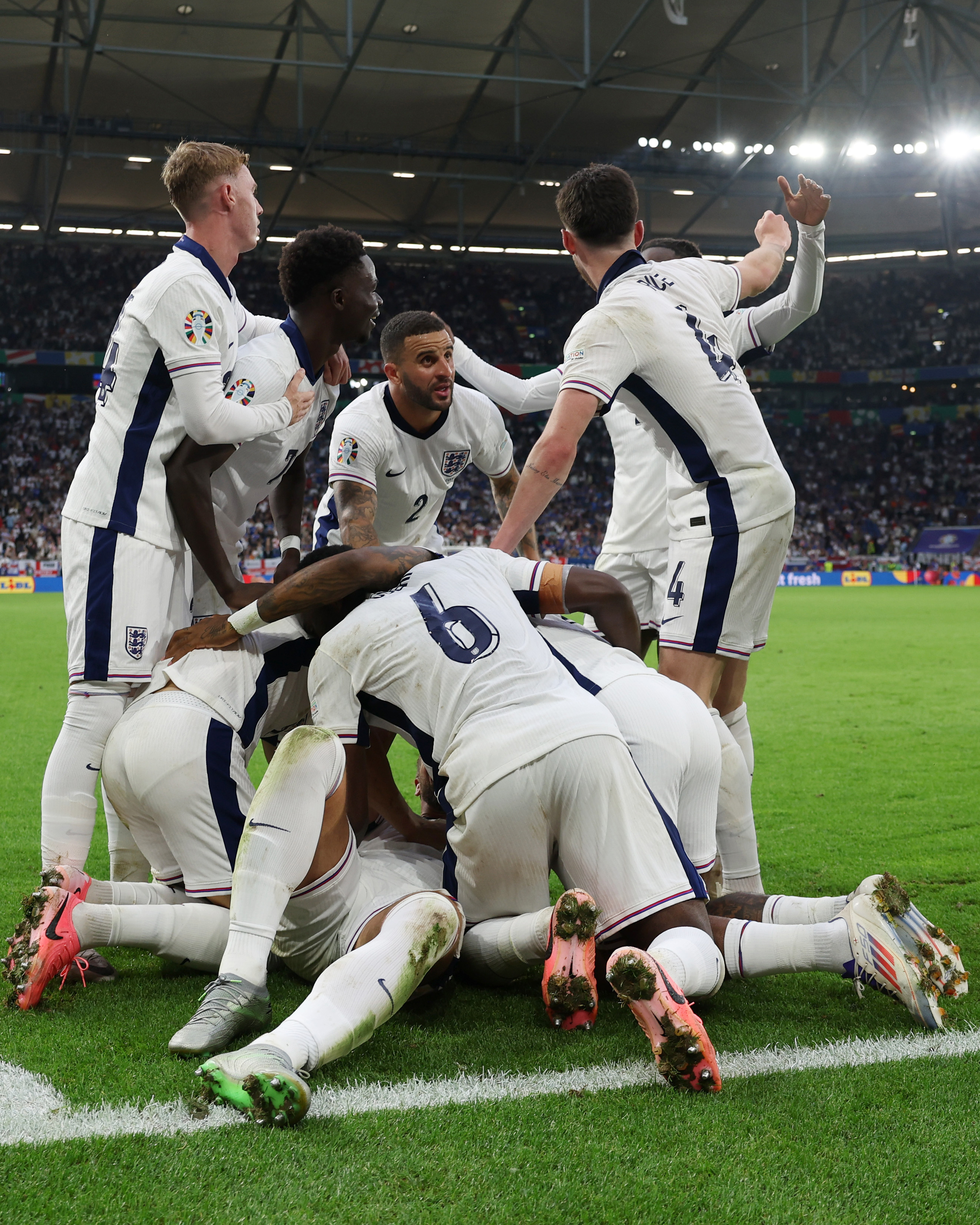 瑞士奋力抵抗瑞典，止步欧洲杯四强赛的简单介绍