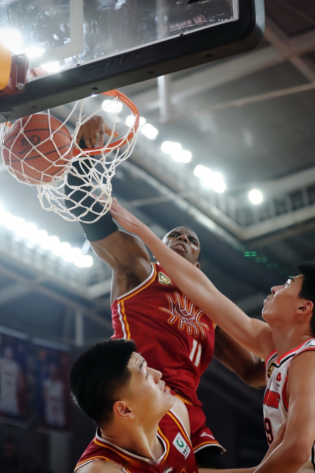 山西队在比赛中奋勇拼搏，最终获得比赛胜利