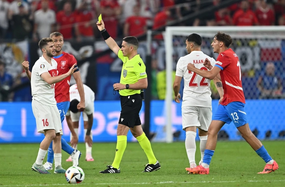 捷克队在场上表现稳健,赢得激烈比赛 捷克队在场上表现稳健,赢得激烈比赛