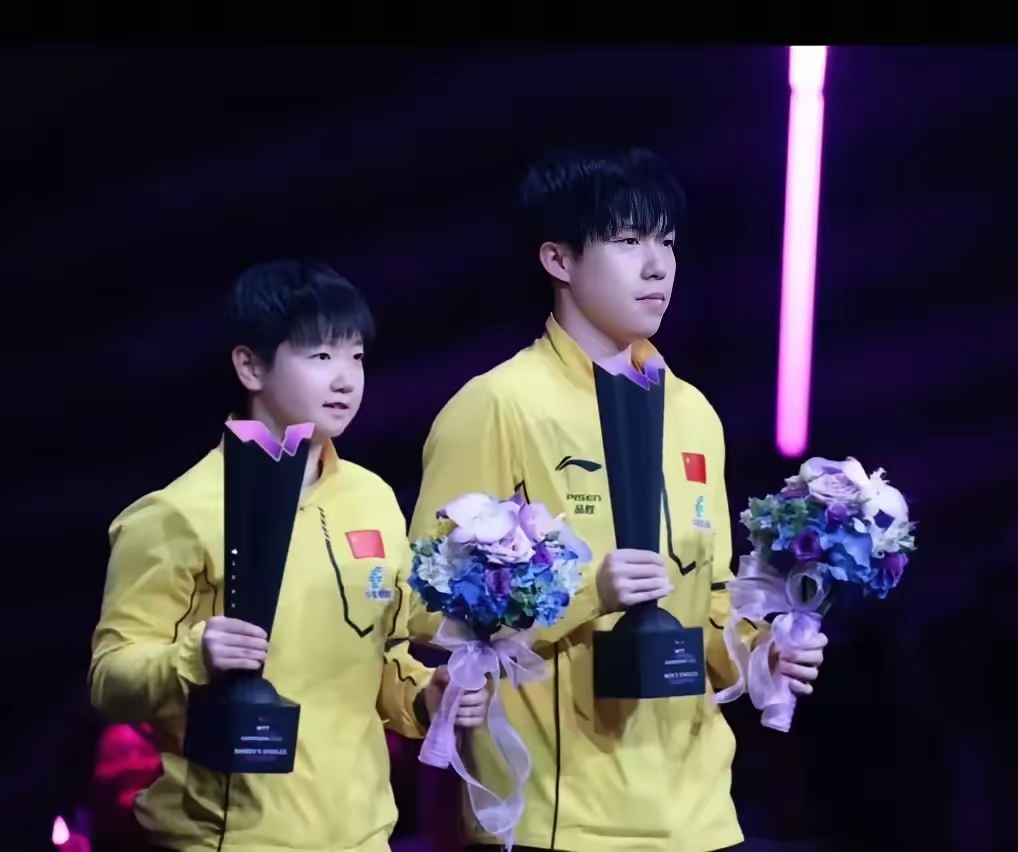 关于夺冠喜悦时刻，选手亮相领奖台高举奖杯的信息