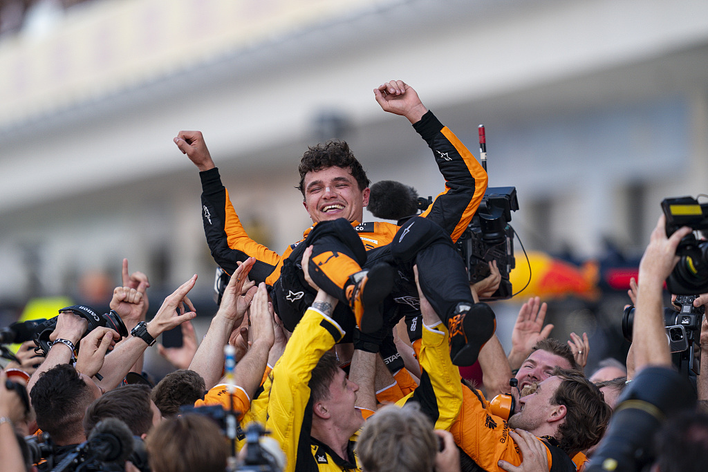 包含阿斯顿维拉球迷热情庆祝胜利的词条