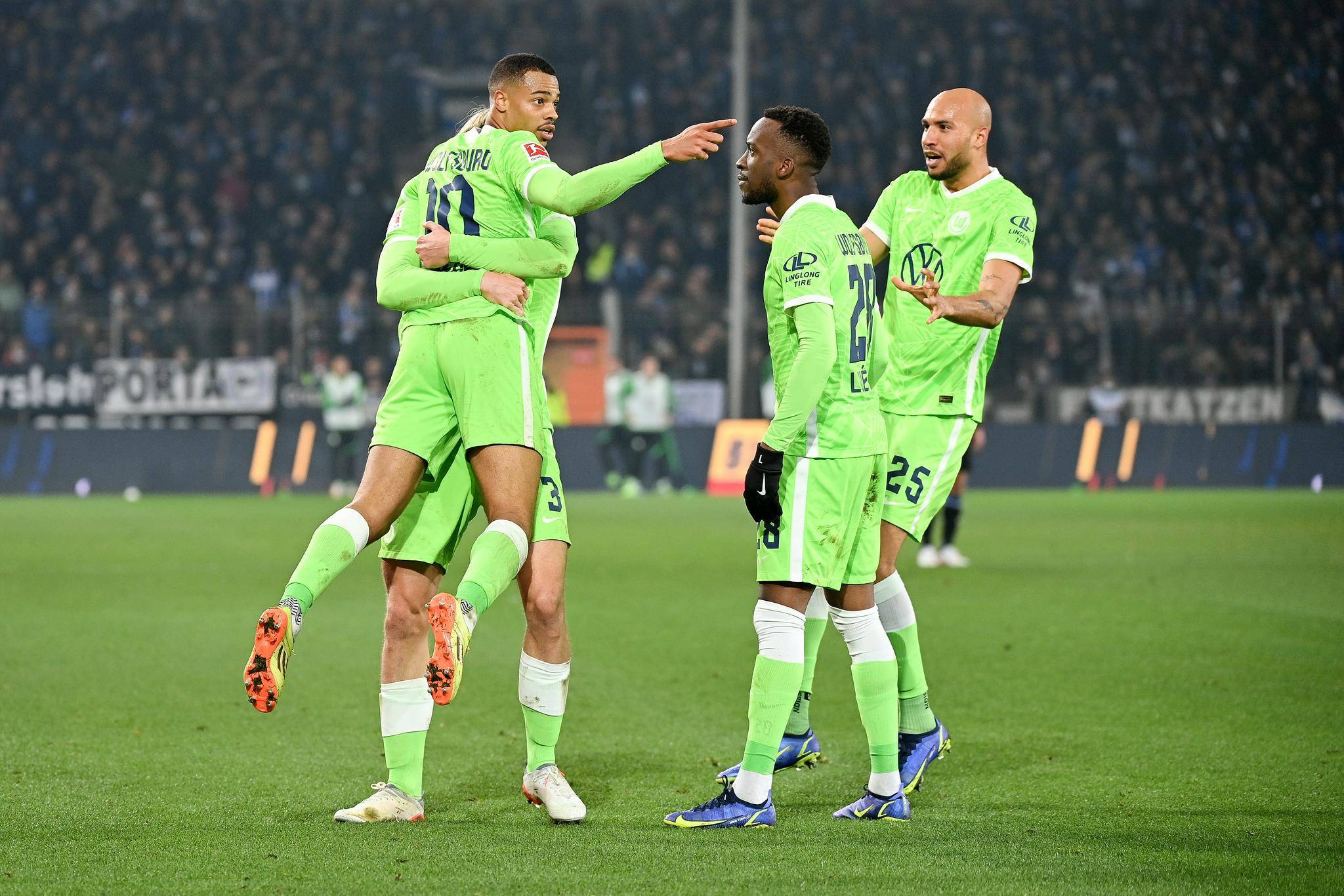 关于足球比赛经典对决：双方实力均衡互有胜负机会的信息