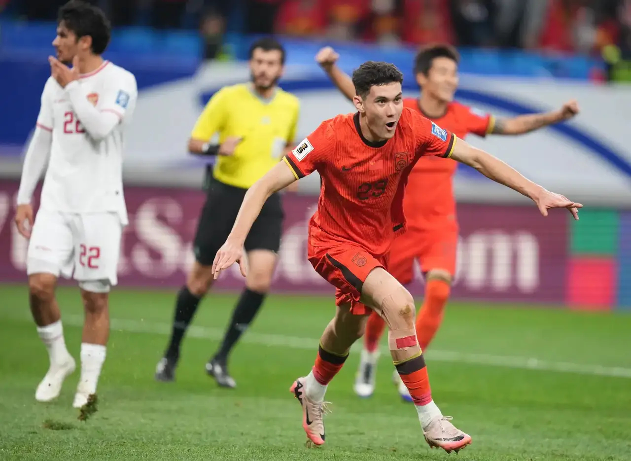 球队在关键时刻拿下了比赛的胜利