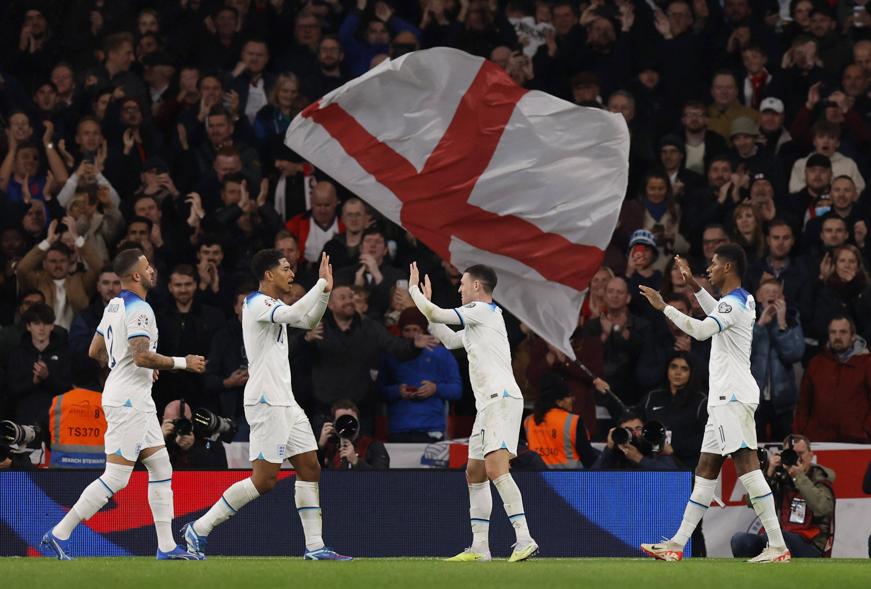 英格兰队在激烈比赛中卫冕成功